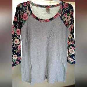 🌸Women's quarter sleeve top size Medium